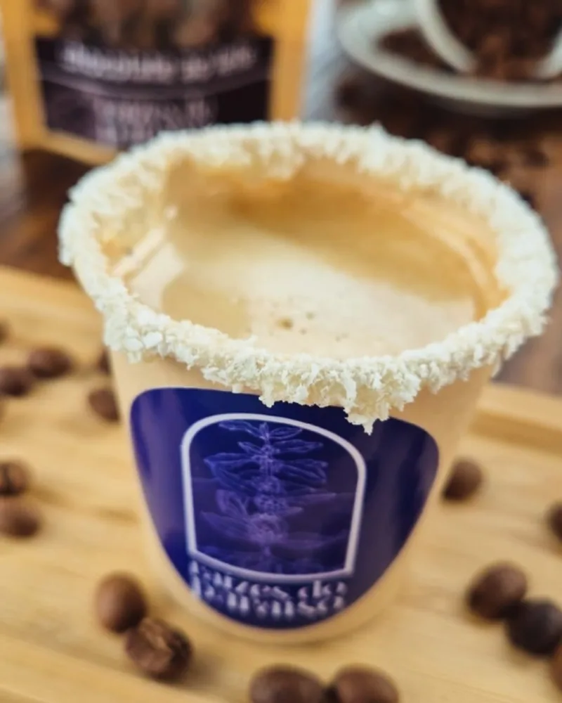 Copo de café gelado da Raízes do Paraíso com borda de coco ralado