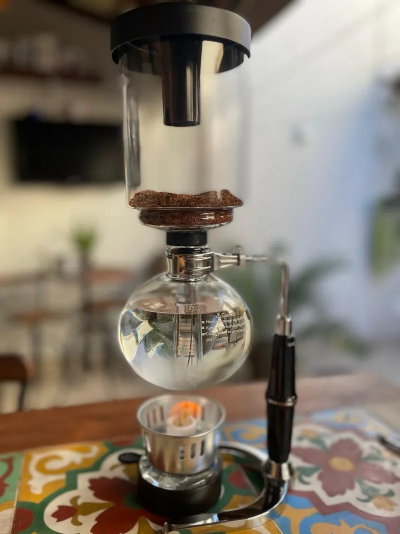 Cafeteira de sifão em preparo